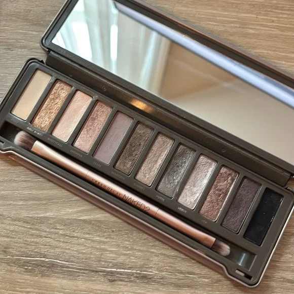 Urban Decay Naked 2 Palette - Picture 2 of 5
